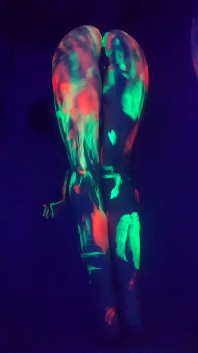 Frosty Princess In Scene: Glowing Paint Fun – LICKMEFROSTY