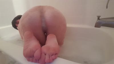 Frosty Princess In Scene: Bubble Bath Feet Wrinkles – LICKMEFROSTY