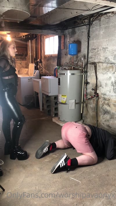 Iworshipavaonyx - busting and wedgie on a fresh slave