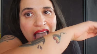Miss Urbex In Scene: Licking My Tattooed Arms – LAMALETITAFELIZ